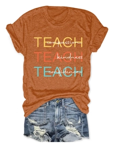 Détail du t-shirt orange caramel avec texte Teach et short en jean bleu délavé