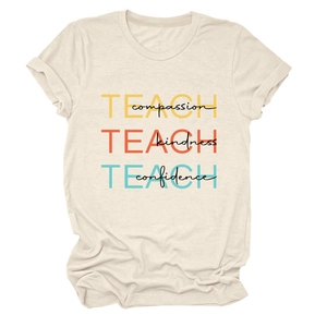 Gros plan sur t-shirt en coton crème avec typographie colorée Teach Kindness