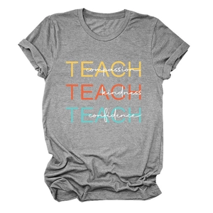 Détail du t-shirt gris en coton avec les imprimés TEACH compassion bonté et confiance