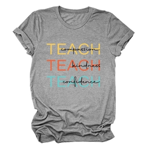Gros plan sur l'imprimé 'Teach Compassion' du t-shirt gris décontracté à col rond