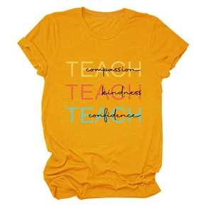 Détail d'un t-shirt jaune gingembre en coton avec impression du slogan TEACH