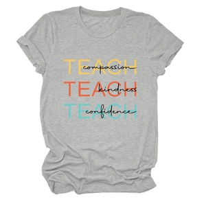 Détail du t-shirt gris avec imprimé TEACH compassion, kindness et confidence coloré