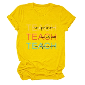 Détail du t-shirt jaune en coton à col rond avec motif imprimé TEACH compassion et bonté