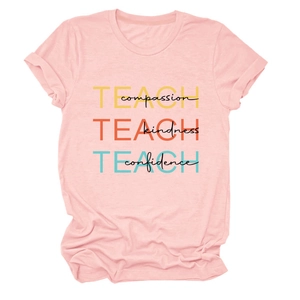 Détail d'un t-shirt rose en coton avec slogan Teach Compassion imprimé en couleur