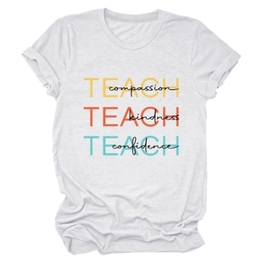 Détail de l'imprimé coloré Teach Compassion, Kindness, Confidence sur un t-shirt blanc