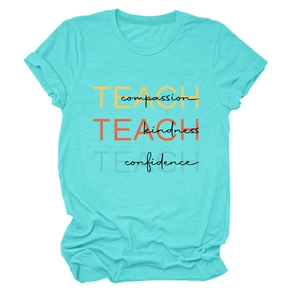 Détail du t-shirt turquoise en coton avec imprimé Teach et finitions des manches pliées