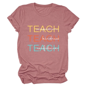 Vue détaillée de l'imprimé coloré Teach Compassion sur le t-shirt rose à col rond