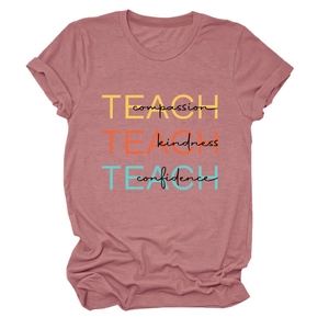 Détail de l'imprimé TEACH compassion kindness sur t-shirt rose poudré à col rond