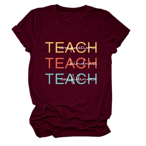 Détail du t-shirt bordeaux Teach Compassion en coton avec manches retroussées