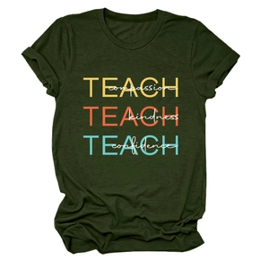 Détail du t-shirt en coton vert olive avec impression 'Teach Compassion Kindness'