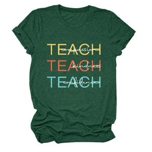 Détail du t-shirt en coton vert foncé avec imprimé coloré TEACH compassion et bonté