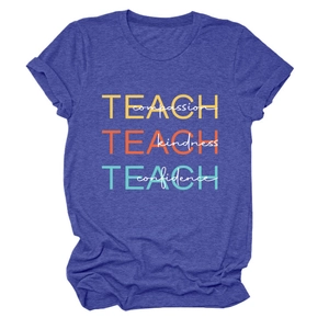 Détail d'un t-shirt bleu roi à manches courtes avec imprimé TEACH compassion