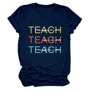 Détail de l'imprimé Teach Compassion sur t-shirt bleu marine à col rond en coton