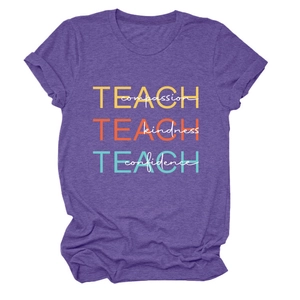 Détail du tissu violet chiné doux avec impression du texte teach kindness et compassion