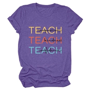 Détail d'un t-shirt violet en coton avec motif coloré Teach Kindness imprimé