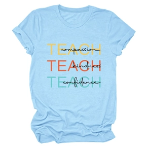 Détail d'un t-shirt en coton bleu clair avec impression Teach Compassion Kindness