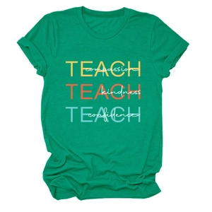Détail du t-shirt vert émeraude avec impression Teach Compassion sur fond blanc épuré
