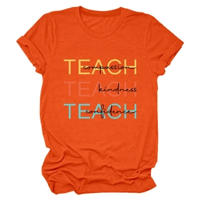 Détail du t-shirt orange en coton avec l'imprimé graphique Teach Compassion Kindness