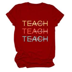 Détail du t-shirt rouge en coton avec slogan éducatif et manches à bords roulés