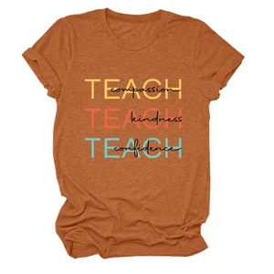 Vue détaillée de l'imprimé Teach Compassion sur le t-shirt en coton terre cuite