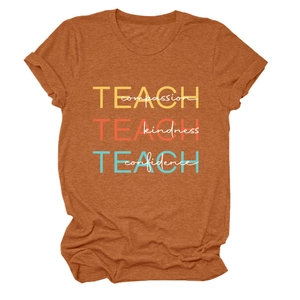 Détail du t-shirt orange caramel avec imprimé Teach Compassion, Kindness, Confidence