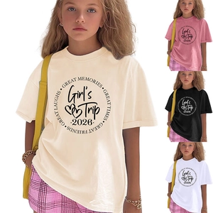Détail de t-shirts enfants en quatre couleurs avec imprimé graphique Girl's Trip 2026
