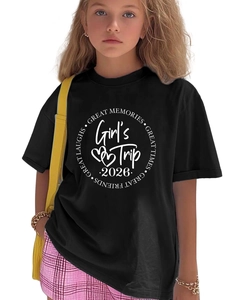 Détail du t-shirt noir pour fille avec motif blanc Girl's Trip 2026 et petit cœur