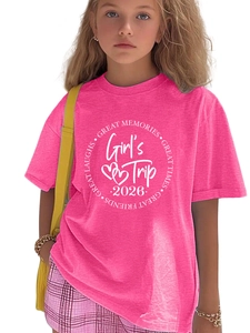 Détail du t-shirt rose pour fille avec imprimé Girl's Trip 2026 et col rond classique