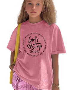 Détail du t-shirt rose pour fille avec texte Girl's Trip 2026 et tissu texture chinée