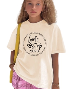Détail d'un t-shirt beige pour fille avec impression graphique Girl's Trip 2026
