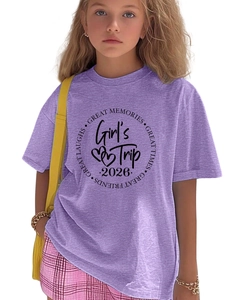 Détail de l'imprimé Girl's Trip 2026 sur un t-shirt décontracté en maille chinée violette