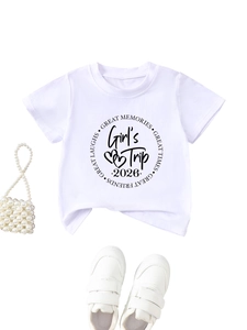 Mise à plat d'un t-shirt blanc Girl's Trip 2026 avec sac en perles et baskets