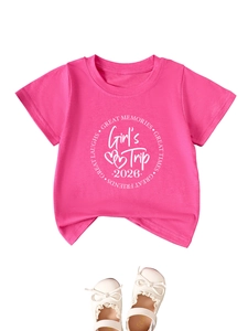 Détail du t-shirt rose pour fille avec logo « Girl's Trip 2026 » et chaussures en dentelle