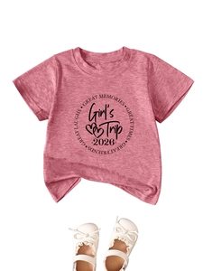 Détail du t-shirt rose pour fille avec imprimé 'Girl's Trip 2026' et texture maille douce