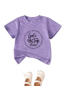 Détail du t-shirt violet Girl's Trip 2026 et chaussures Mary Jane blanches à dentelle