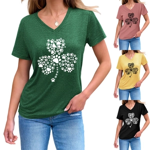 Détail de t-shirts col en V avec motifs trèfle à empreintes de pattes en plusieurs couleurs