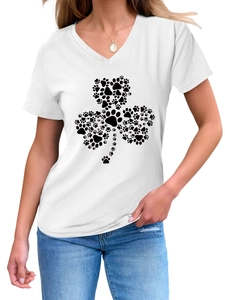 Détail du t-shirt blanc col V avec motif trèfle créatif composé d'empreintes de pattes