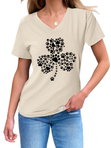 Détail du t-shirt beige à col en V avec un trèfle formé par des empreintes de pattes