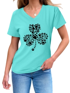 Détail du t-shirt vert menthe à col en V avec imprimé trèfle et pattes de chien