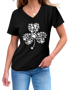 Détail du motif trèfle en empreintes de pattes sur un t-shirt noir à col en V court