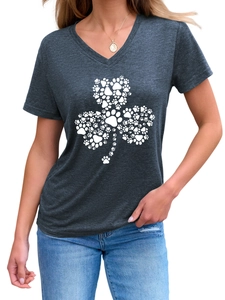 Détail du t-shirt à col en V avec motif trèfle composé d'empreintes de pattes blanches