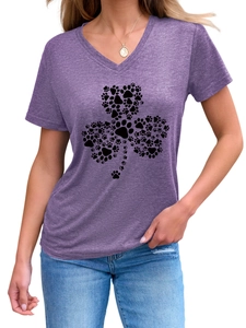 Détail d'un t-shirt violet à col en V avec imprimé trèfle pattes de chien et denim
