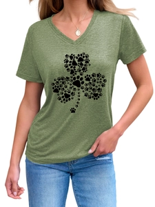 Détail du t-shirt col V trèfle avec empreintes de pattes sur tissu vert herbe