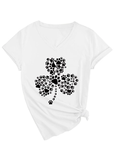 Détail d'un t-shirt blanc à col en V avec imprimé trèfle et ourlet noué stylé
