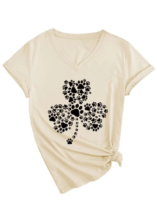 Détail du t-shirt blanc cassé à col en V avec un trèfle formé d'empreintes de pattes