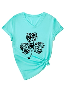 Détail du t-shirt vert menthe à col en V avec imprimés cœur de pattes et nœud à la base