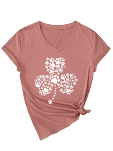 Détail d'un T-shirt col V rose poudré avec un trèfle formé d'empreintes de pattes
