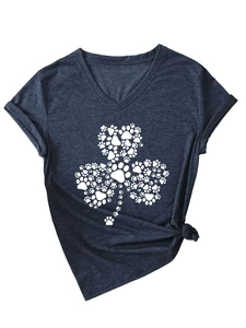 Détail d'imprimé trèfle en empreintes de pattes sur un t-shirt col V avec manches retroussées