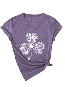 Détail d'un t-shirt violet col en V avec un motif trèfle fait de petites pattes