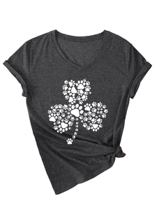 Détail d'un t-shirt gris à col en V avec imprimé trèfle composé de pattes de chien